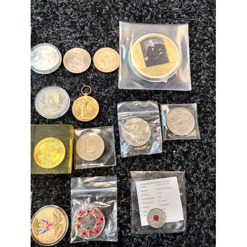 764A - Selection of cased and loose coins; Silver One Pound coin- The year of the three Kings, One Pound Gu... 