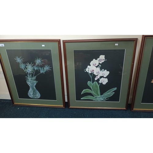 1305 - A.Ellison
A set of 3 still life of various flowers, mixed medias, all signed.
[Frame 70x58cm]