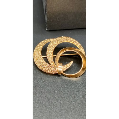 1210 - 9ct gold bonded gold bangle, 9ct yellow gold and single pearl ring and a gilt metal brooch. [ring-3.... 