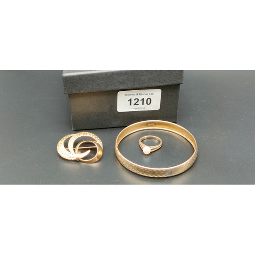 1210 - 9ct gold bonded gold bangle, 9ct yellow gold and single pearl ring and a gilt metal brooch. [ring-3.... 