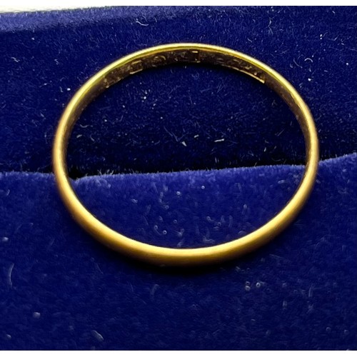 1113 - Antique Edinburgh 18ct yellow gold wedding band. [Ring size R] [1.69grams]