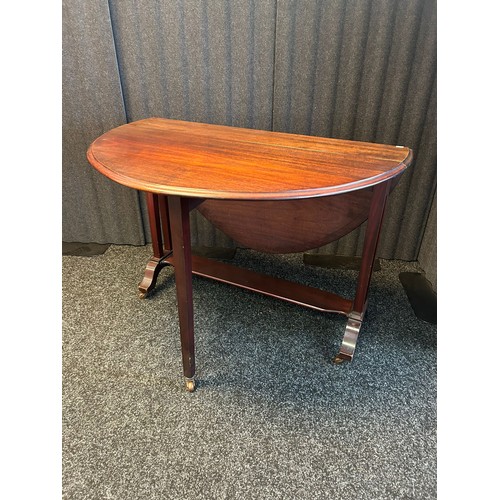 1344 - Mahogany drop end table, raised on trestle legs [75x117.5x104.5cm]