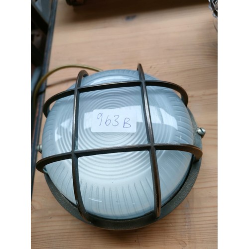 963B - A bulk head light