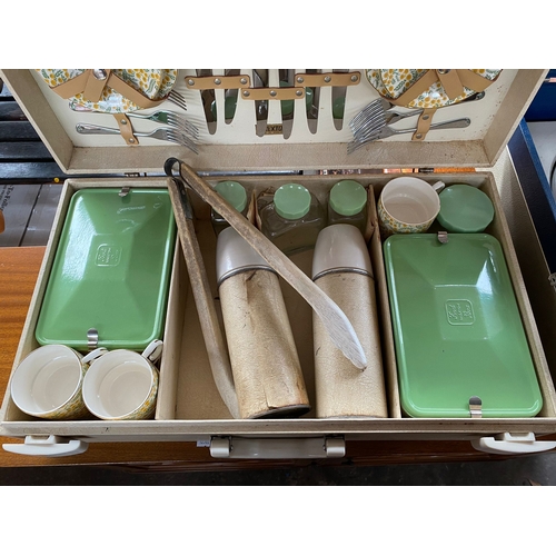 816B - Brexton vintage picnic set in fitted case