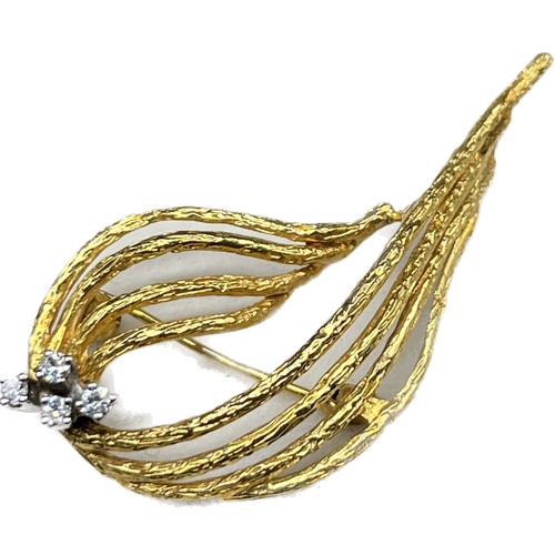 39 - 9ct yellow gold and diamond brooch. [4.83grams]