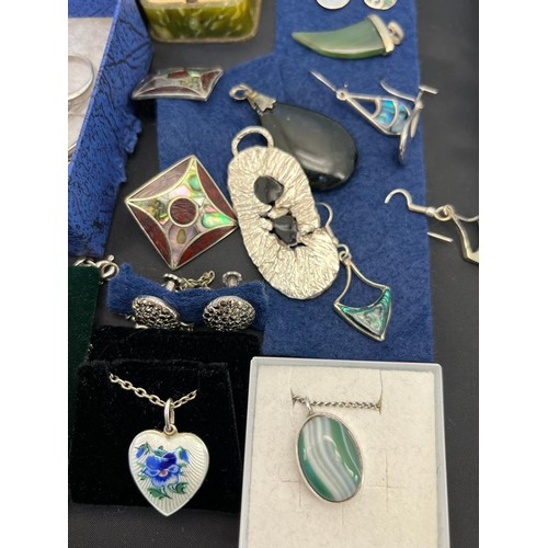 23 - A Collection of silver jewellery; Danish silver 925 and enamel heart pendant with silver chain, Silv... 