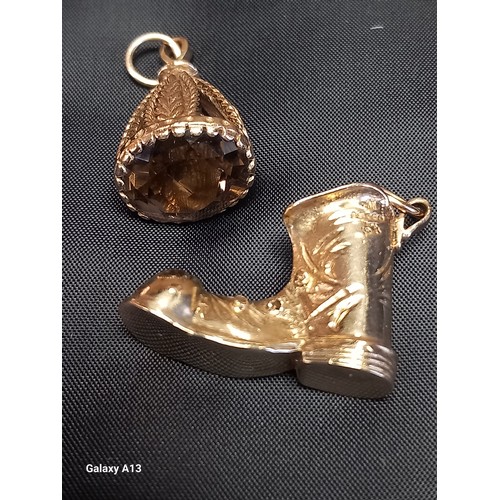 612 - Two 9ct gold charms
One as an old boot; the other oval, 9ct gold frame and set oval dark quartz
[12.... 