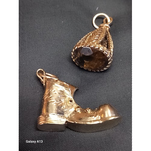 612 - Two 9ct gold charms
One as an old boot; the other oval, 9ct gold frame and set oval dark quartz
[12.... 