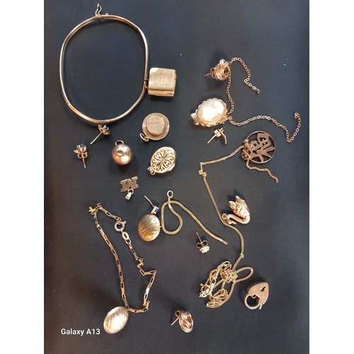 603 - A Collection of 9ct gold jewellery- various 9ct gold charms, earrings, cameo pendant and locket. Als... 