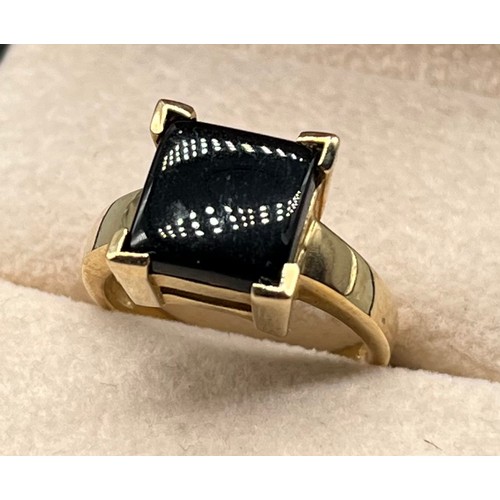 118 - 9ct yellow gold ring set with a black onyx cut stone. [Ring size N] [4.68Grams]