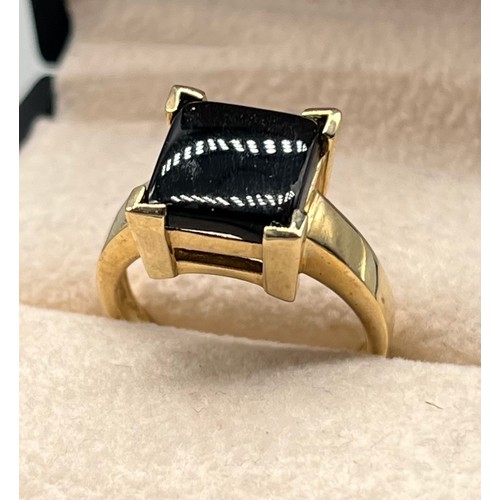 118 - 9ct yellow gold ring set with a black onyx cut stone. [Ring size N] [4.68Grams]