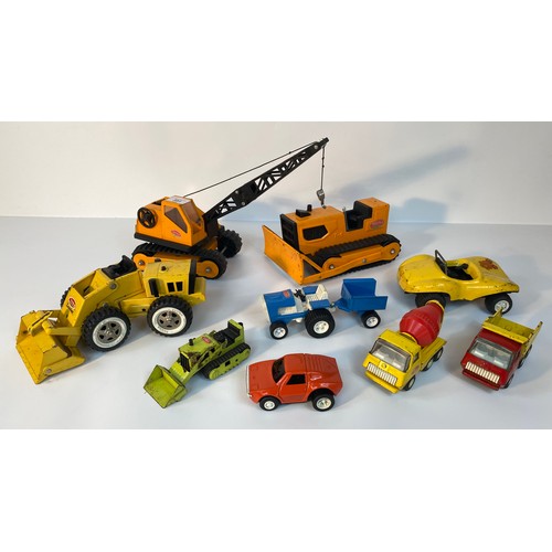 351 - A collection of vintage Tonka vehicles; Tonka Rotating Crane, Tonka T-6 Bulldozer & other vehicles