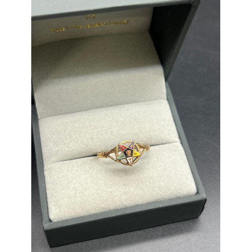 23 - 9ct yellow gold and enamel masonic ring. [Ring size O] [1.23Grams]