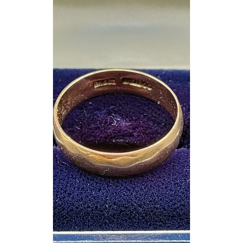 31 - 9ct yellow gold wedding band. [Ring size T] [3.30Grams]