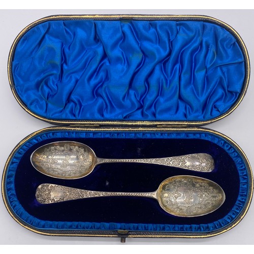 84 - A pair of silver spoons in fitted box with two fish knifes also in fitted box. Combined silver weigh... 