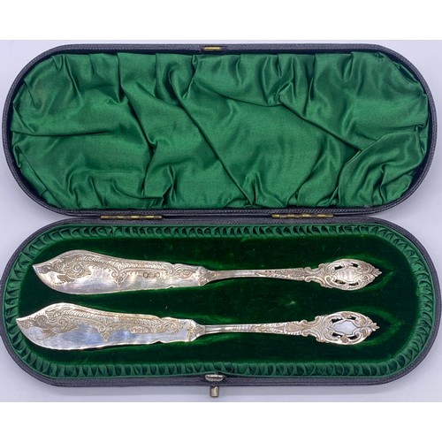 84 - A pair of silver spoons in fitted box with two fish knifes also in fitted box. Combined silver weigh... 