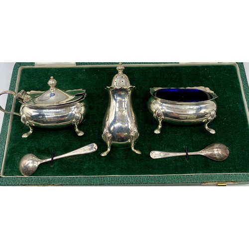 36 - Walker & Hall Birmingham silver condiment set in original box 
Weight - 109g
[spoons are silver but ... 