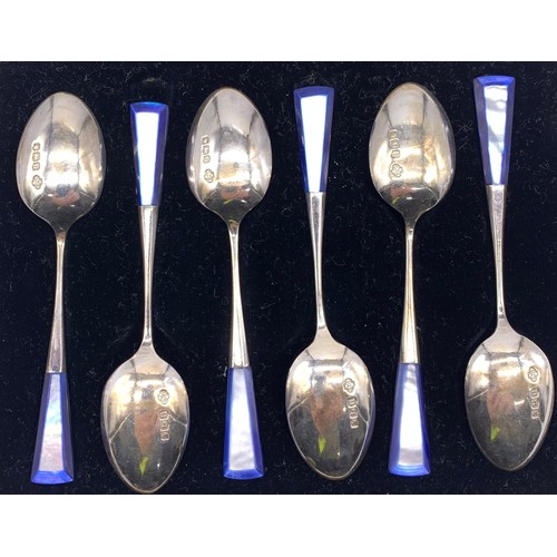 52 - Cased set of 6 silver tea spoons with mother of pearl tops 
William Hutton & Sons Ltd

Weight 71g