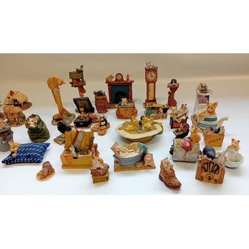 402 - Collection of Lilliput Lane cottages and border fine arts cat figures etc