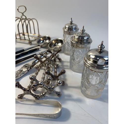 125 - Collection of silver plated items to include three toddy ladles with horn twisted handles, knife res... 