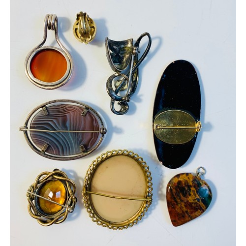 71 - Collection of brooches and pendants to include Silver and Agate brooch and yellow metal brooch with ... 