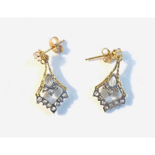 84 - 14ct Gold ladies earrings 
Weight - 2.24g