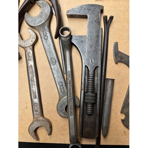 444 - Collection of various vintage tools