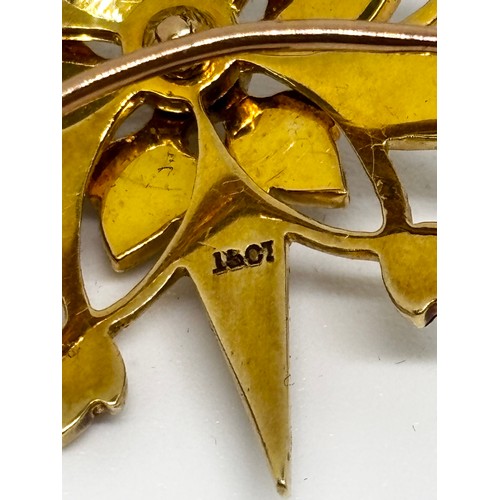 10 - 15ct Gold and Pearl star brooch together with 18ct white gold ladies brooch 

15ct Weight - 9.34g
18... 