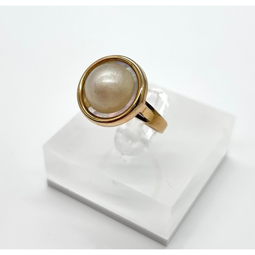 25 - 9ct Gold ladies Mabe Pearl ring 

Size - N/O
Weight - 2.73g