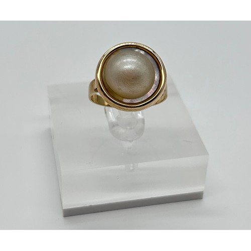 25 - 9ct Gold ladies Mabe Pearl ring 

Size - N/O
Weight - 2.73g