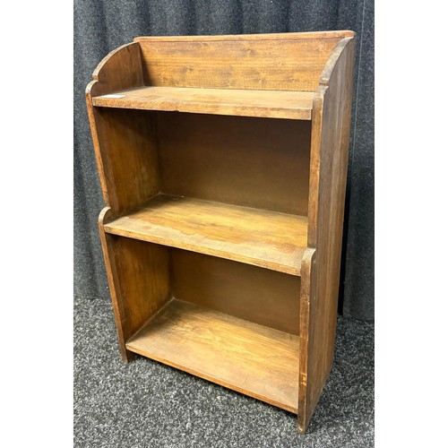 264 - A contemporary free standing small shelving unit. [65.5 x 43 x 19.5cm]