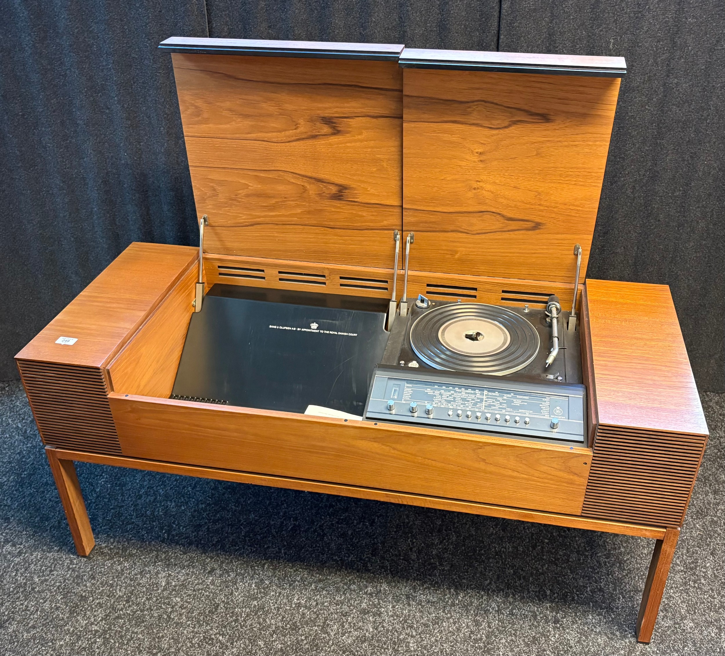 A Bang & Olufsen Beomaster 900RG compact radiogram