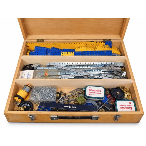 Vintage 1970's Meccano construction set in a wooden compartment box ...