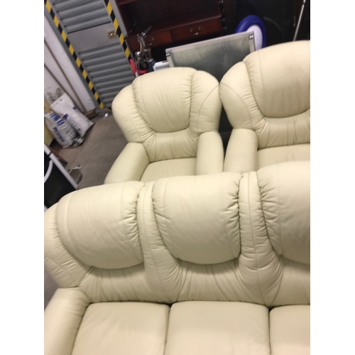 415 - 3 piece leather suite in really good condition.