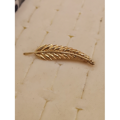 3a - 18ct gold leaf brooch.