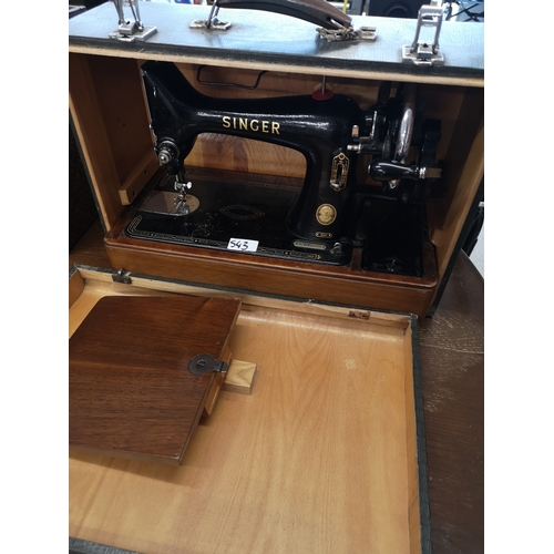 543 - Singer sewing machine with BoX.