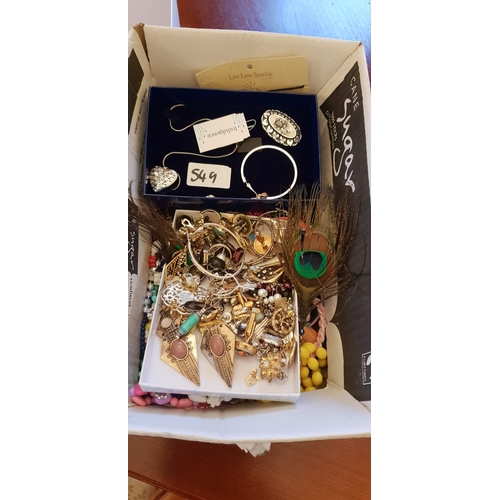 549 - Box of costume jewellery.