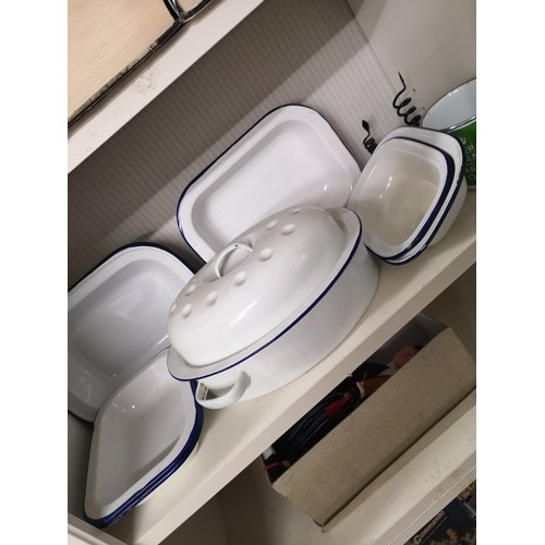 519 - Shelf of kitchen enamel ware.