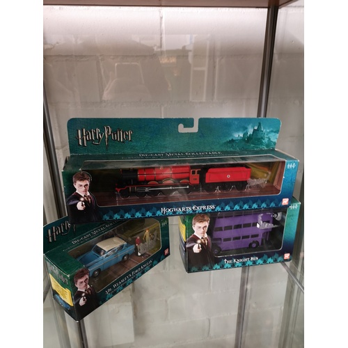 65 - Corgi Harry potter howgarts express model together with the Mr weasleys ford Angelia model and knigh... 