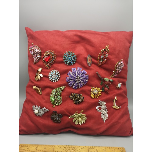 4a - Lot of quality brooches .