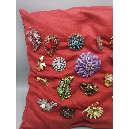 4a - Lot of quality brooches .