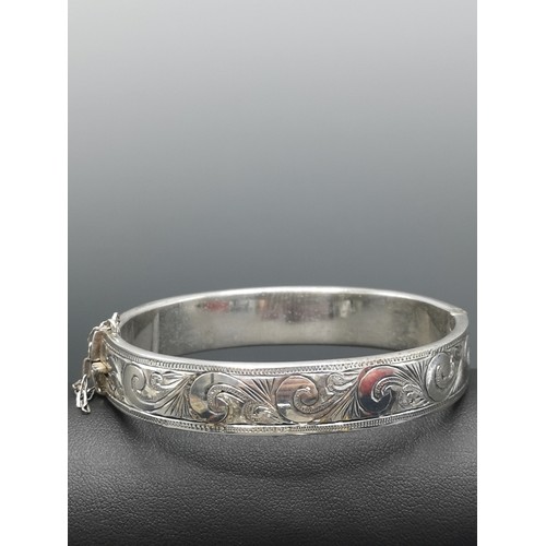 28 - Ornate silver bracelet with clip shutter . 23.81 grams in weight .