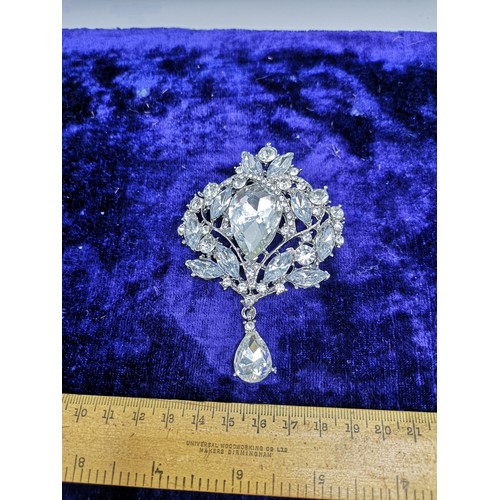 33 - Large stunning diamonte brooch .