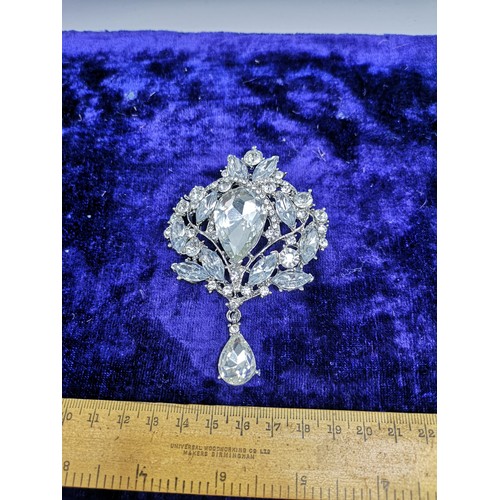 33 - Large stunning diamonte brooch .