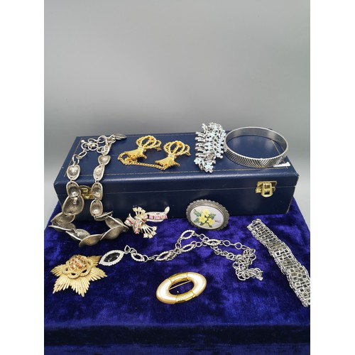 25a - Quality lot of named costume jewellery.
