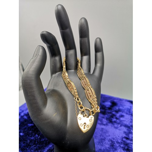 4a - 9ct gold chunky heavy gate bracelet with 9ct padlock . 24.25 grams.