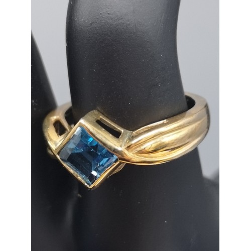 33a - 9ct gold blue topaz ring .