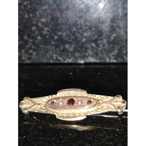 45b - 9ct gold brooch set in red garnets stone s.