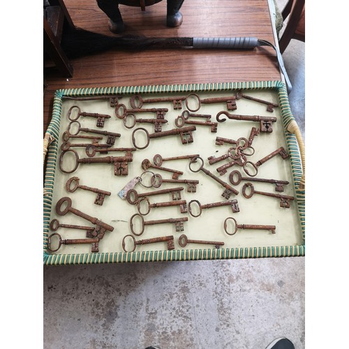 90 - Fantastic collection of old keys.