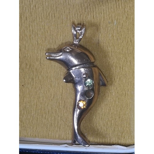 3a - 9ct gold movable dolphin pendant. Stone missing. 6.26 grams.